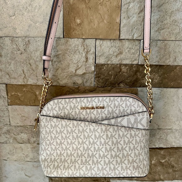 Jet Set Travel Medium Logo Dome
Crossbody Bag - white and gold - Picture 2 of 7